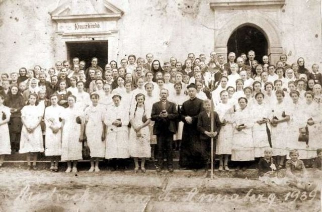 Pamiątkowe zdjęcie pątników z parafii w Rozmierzy, pielgrzymujących na Górę św. Anny w 1939 roku