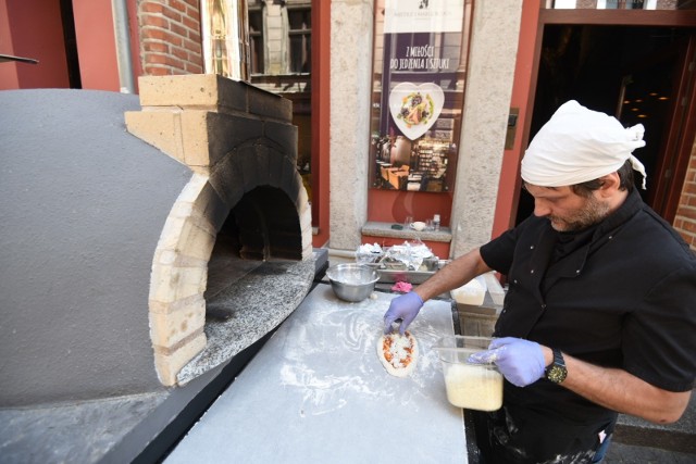 To już trzeci tydzień odmrażania gastronomii. Lokale chcą odrobić straty. Wzrosły ceny lodów. Np. lodziarnia "Bosko" podniosła cenę do 5 złotych za gałkę. Restauracje natomiast zaskakują pomysłami, by przyciągnąć gości.Czwartek, godzina 13.00. Przy ul. Szewskiej w Toruniu właśnie rusza piec chlebowy. Pięknie wygląda, pachnie, intryguje przechodniów. To urządzenie restauracji "Mistrz i Małgorzata". Stoi w letnim ogródku przed lokalem. Płomień bucha, a kucharz na oczach przechodniów przygotowuje... No, właśnie, co?Zobacz także:W Toruniu zbierają podpisy pod kandydaturą Rafała TrzaskowskiegoKosmetyczka i fryzjer w Toruniu. Takie są ceny po zmianachCzytaj więcej na kolejnych stronach>>>>>>>>>>>>>tekst: Małgorzata Oberlan