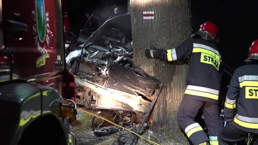 Audi wbiło się w drzewo. Nielegalne wyścigi przyczyną śmierci dwójki młodych ludzi?
