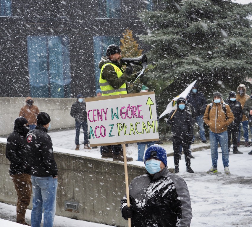 Lublin. Protest związkowców przed siedzibą Lubelskiego Węgla Bogdanka. Związek zawodowy „Przeróbka” domaga się podwyżek od zarządu