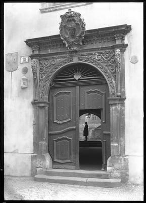 Ulica KanoniczaBrama wejściowa i ozdobny portal Pałacu biskupa Floriana z Mokrska przy ulicy Kanoniczej 18.