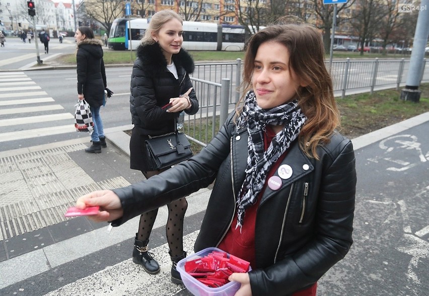 Partia Razem rozdawała prezerwatywy w Szczecinie. Z życzeniami bezpiecznego i udanego seksu 