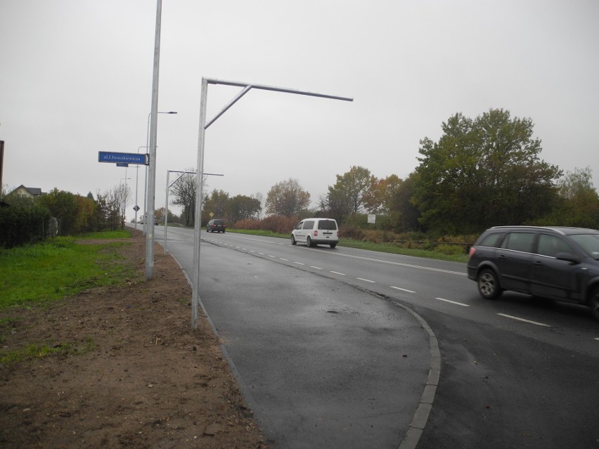 Stargard. Budowa ścieżki na ul. Broniewskiego. Montują znaki i porządkują 