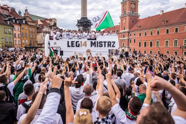 Szalejący koronawirus wywraca do góry nogami również świat futbolu. W czwartek PZPN postanowił zawiesić rozgrywki od 3 ligi w dół (i młodzieżowe). Odwołano również mecze 2 ligi, Fortuna 1 Ligi oraz PKO Ekstraklasy. Sprawdziliśmy, jakie wyniki otrzymalibyśmy po minionym weekendzie; kto zostałby mistrzem, kto spadł do 1 ligi, kto awansował do ekstraklasy i tak dalej... Część kibiców będzie wniebowzięta, ale inni zawiedzeni. Zobaczcie, co wyszło.