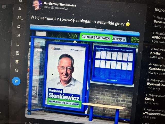 Plakat kandydującego z list Koalicji Obywatelskiej Bartłomieja Sienkiewicza, wydrukowany w ramach kampanii referendalnej.