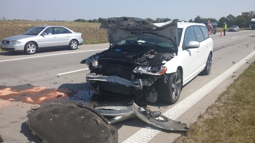 Wypadek na A4. Volvo zderzyło się z fordem. Trzy osoby ranne