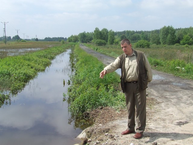&#8211; Ten rów, z którego woda wylała się na całą okolicę jest przyczyną naszych obaw &#8211; pokazuje Piotr Wdowiak.