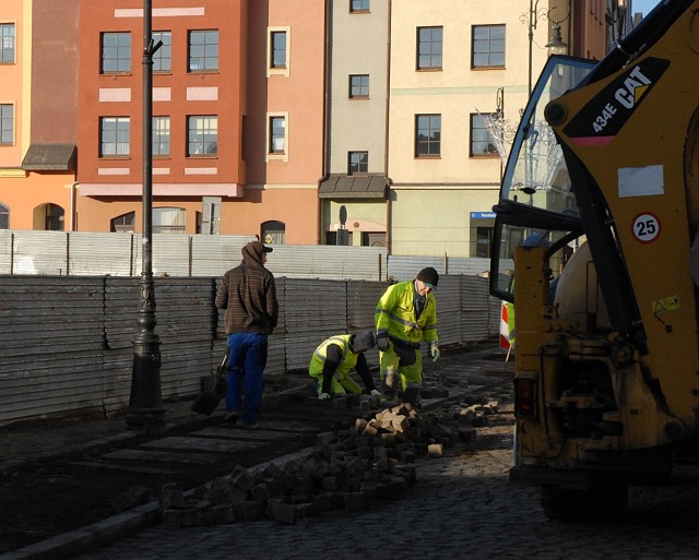 Trwa remont chodnika przed ratuszem w Głogowie