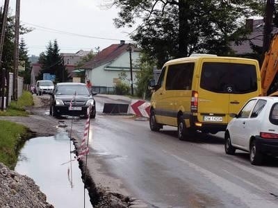 Przy drodze w Kokotowie powstaje system odwadniający z prawdziwego zdarzenia, co powinno unormować przepływ wód gruntowych w części miejscowości Fot. Jolanta Białek