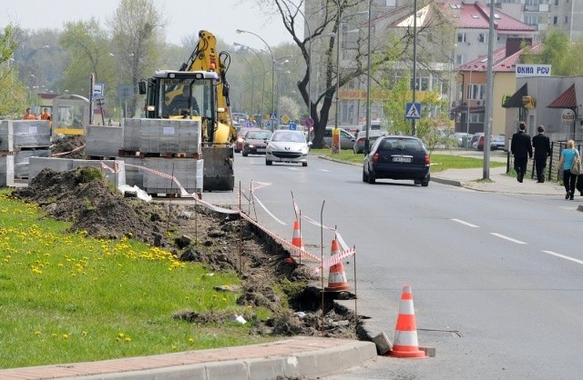 Na ulicy Zwierzynieckiej w Tarnobrzegu trwa budowa nowych miejsc parkingowych.