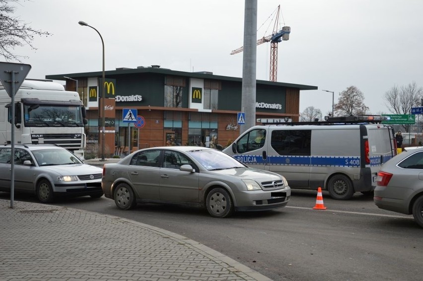Śmiertelne potrącenie w Ostrowcu Świętokrzyskim. 80-latka zmarła w drodze do szpitala (ZDJĘCIA)