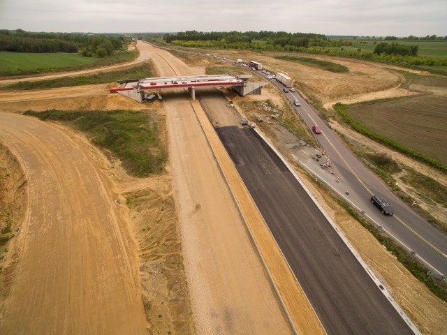 Oto zdjęcia z budowy autostrady A1, wykonane w maju 2019 roku. To odcinek budowany przez firmę Salini. Postęp wykonanych prac wyraźnie odstaje od prac wykonanych już na odcinkach A1 między Pyrzowicami a Blachownią, budowanymi przez firmy Strabag i Berger Bau.