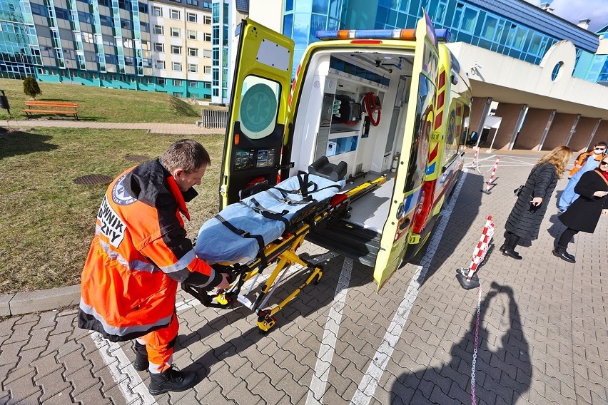 Nowy ambulans z wyposażeniem karetki medycznej typu S,...