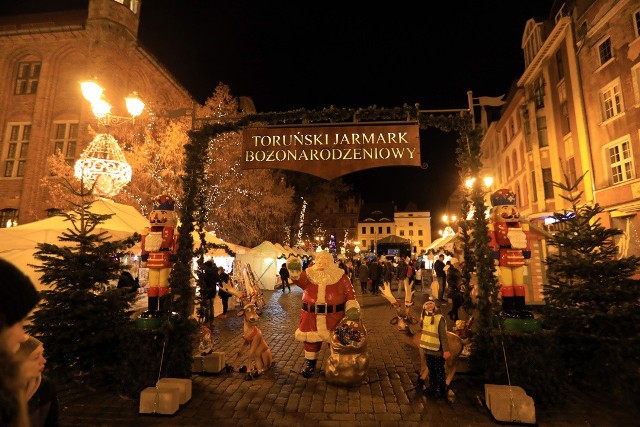W piątek 29 listopada na Rynku Staromiejskim w Toruniu zainaugurowano tegoroczny Jarmark Bożonarodzeniowy. W namiotach handlowych można kupić m.in.: rękodzieło, ozdoby świąteczne, pamiątki czy regionalne produkty spożywcze. Jarmark trwać będzie do 22 grudnia, od niedzieli do czwartku stoiska czynne są w godzinach 11-18, natomiast w piątki i soboty od godz. 11 do 21. Jarmarkowi towarzyszy także szereg wydarzeń, m.in. warsztaty, koncerty, pokazy czy konkursy.