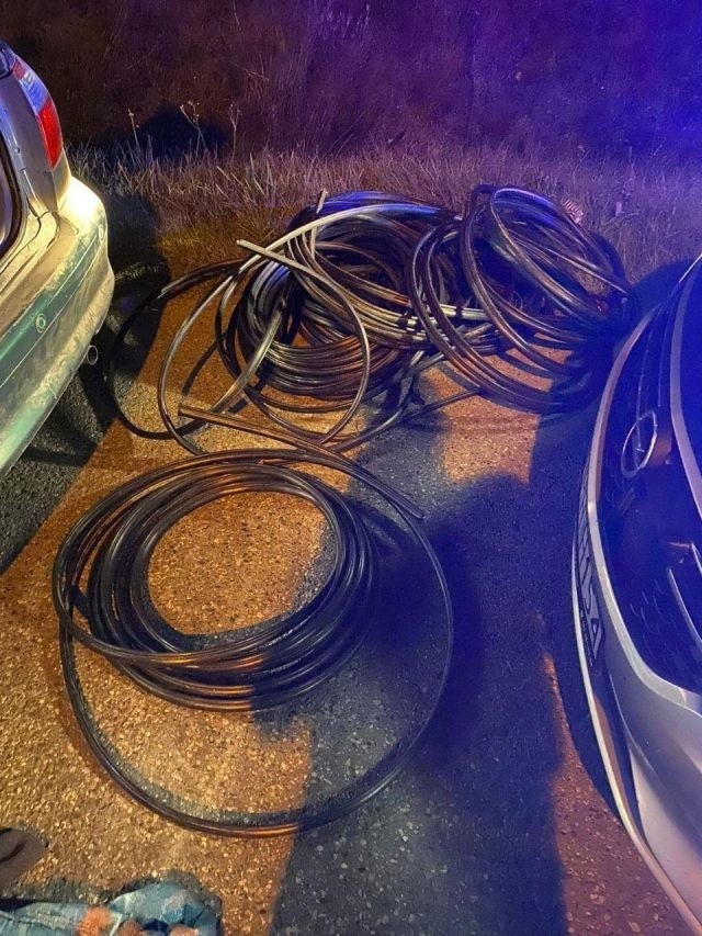 Policjanci znaleźli w samochodzie 150 metrów kradzionych kabli. Dwóch mieszkańców powiatu piaseczyńskiego usłyszało już zarzuty.