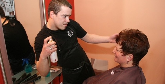 Marcin Kwieciński po strzyżeniu i koloryzacji wymodelował włosy naszych uczestniczek.