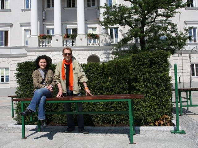 Autorzy pomysłu zagospodarowania Rynku, Marek Cecula i Edyta Cieloch wypróbowują nowe ławki.