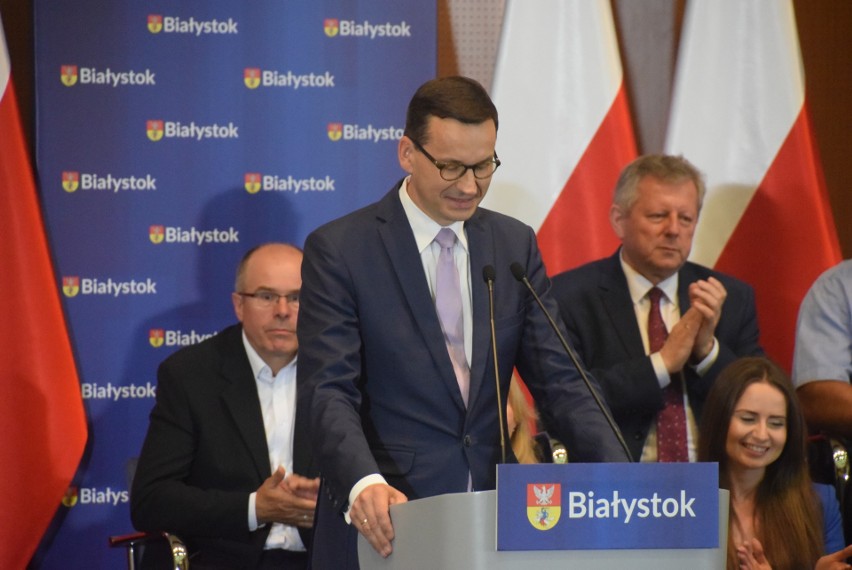 Premier Mateusz Morawiecki w Białymstoku. Tłumy na spotkaniu z szefem rządu. Przyszli też przedstawiciele KOD-u