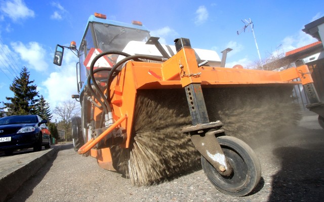 Zamiatarki MPO od kilku dni usuwają piach z toruńskich ulic w ramach ich pozimowego sprzątania