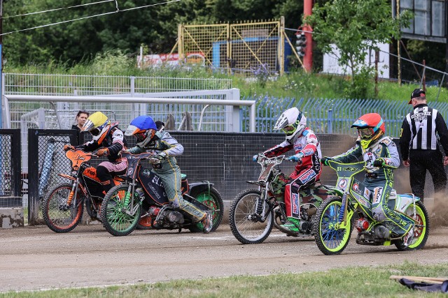 Podopieczni trenera Jacka Woźniaka wygrali w niedzielę zaległą, pierwszą rundę drużynowych mistrzostw Polski w klasie 85-125 centymetrów sześciennych. Bydgoszczanie startowali w składzie: Mieszko Mudło, Maksymilian Pawełczak, Wiktor Jasiński oraz Oskar Funtowicz. Drugie miejsce ex aequo zajęli miniżużlowcy z Rybnika i Częstochowy. W tej ostatniej drużynie jako tzw. gość startował zawodnik BTŻ - Marcel Chylarecki. ZDJĘCIA >>>>