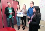 Paka dla zwierzaka. Studenci symbolicznie przekazali czek