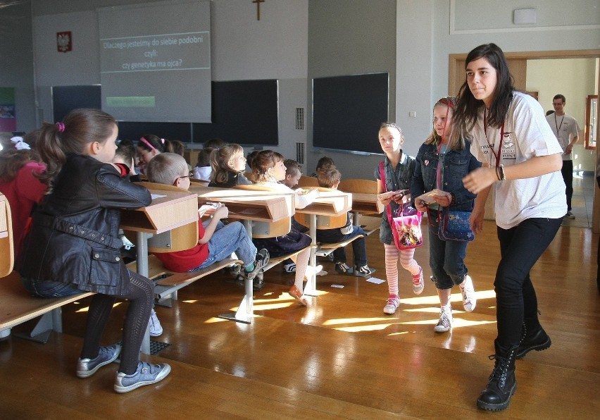 Studenci z podstawówki. Inauguracja Łódzkiego Uniwersytetu Dziecięcego.