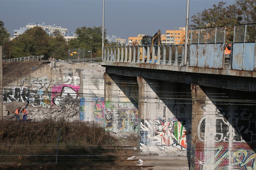 Trwa wyburzanie wiaduktu na Chociebuskiej