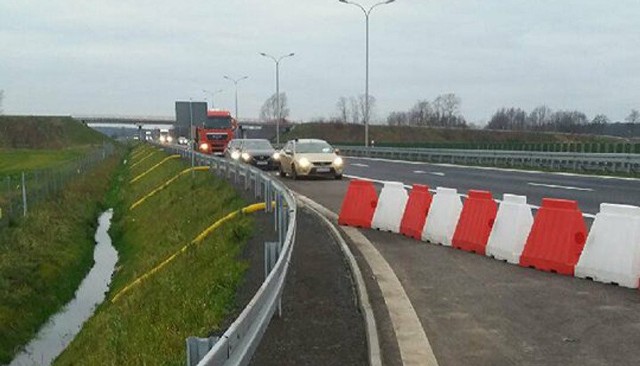 Kierowca mercedesa doprowadził do zderzenie trzech samochodów.