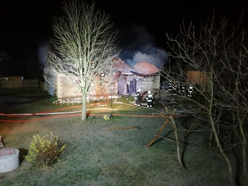 Nocny pożar w Cychrowskiej Woli w gminie Grabów nad Pilicą....