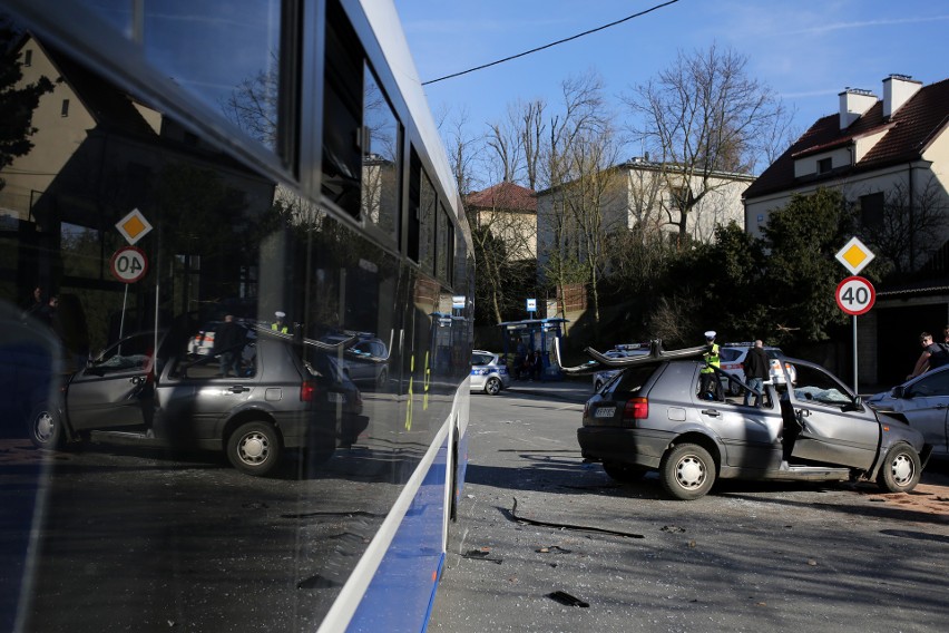 Kraków. Czołowe zderzenie autobusu MPK z osobówką. Cztery osoby odniosły obrażenia