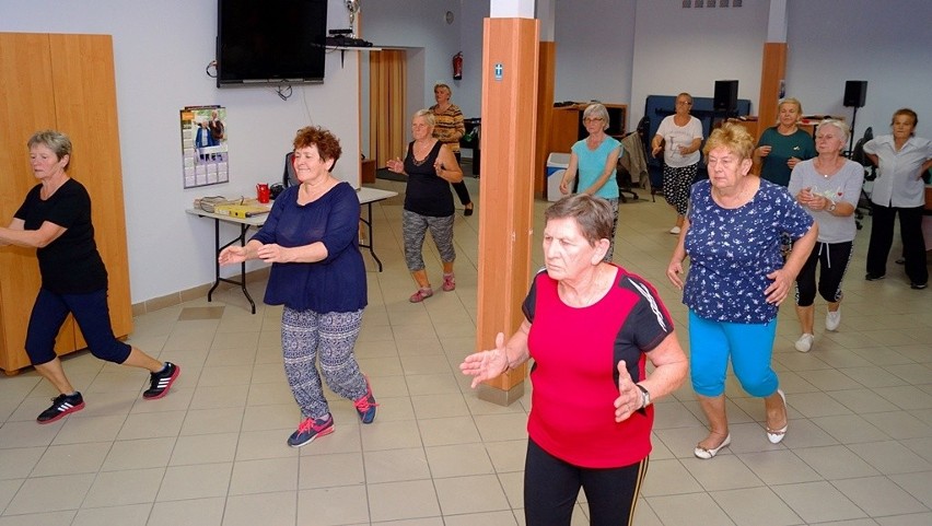 Klub Seniora w Stykowie tętni życiem. Seniorzy tańczą zumbę, pieką ciasta, jeżdżą na wycieczki