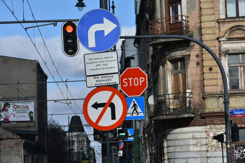 Znak tam rzeczywiście wisi, ale kierowcy jadącemu ulicą...