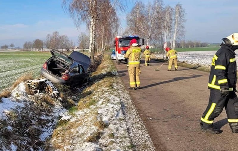 Wypadek w Kraszewie Czarnym, gm. Boguty-Pianki. Auto wypadło z drogi. 11.1.2021. Zdjęcia