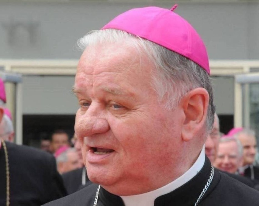 Rada Miejska w Kętach odebrała biskupowi seniorowi...
