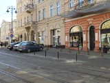 Zamieszanie z parkowaniem przy Hotelu Pod Orłem w Bydgoszczy. Słupki stoją, ale auta też [zdjęcia]