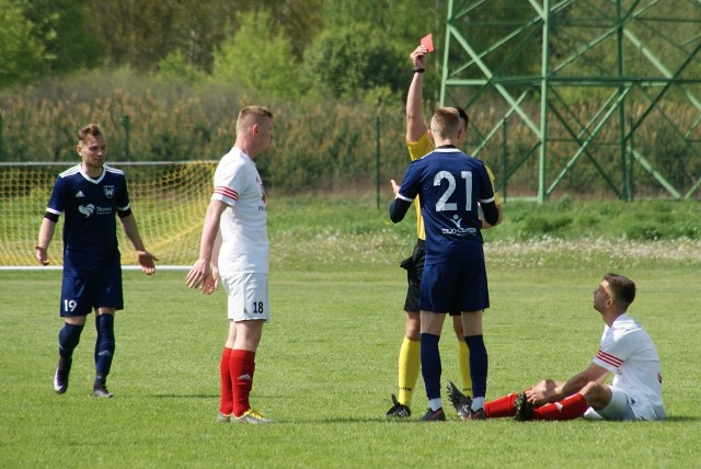 Piłkarze Czarnych Połaniec po dramatycznym meczu w trzeciej lidze wygrali z Wiślanami Jaśkowice 3:2 (0:0). Dwie bramki zdobył Patryk Tetlak, raz na listę strzelców wpisał się Damian Skiba. Zapraszamy do obejrzenia wyjątkowych zdjęć z tego spotkania. Kulisy meczu w obiektywie Tomasza Kaczmarczyka. (dor)