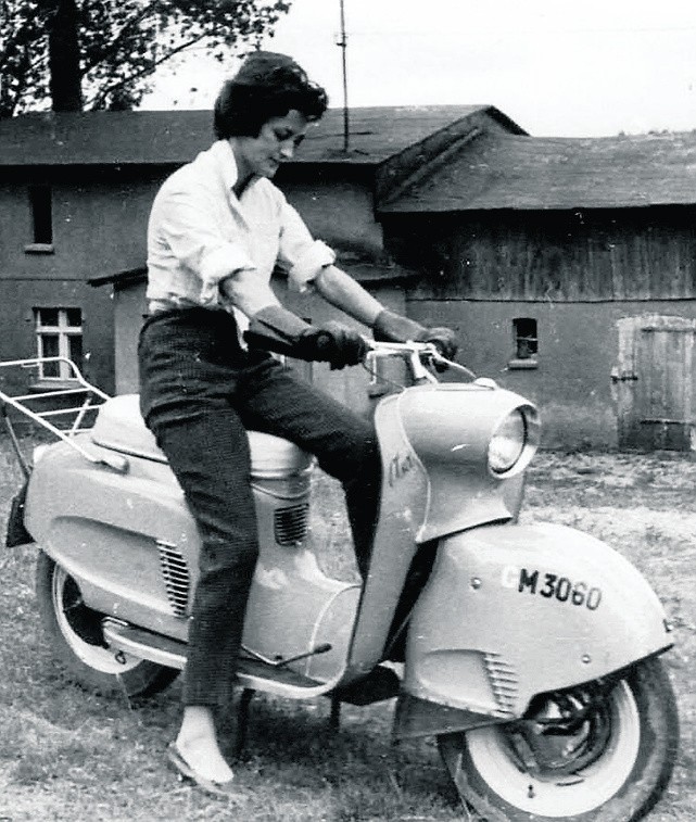 Rok 1962. Bogusia, narzeczona Andrzeja pozuje na Osie 150