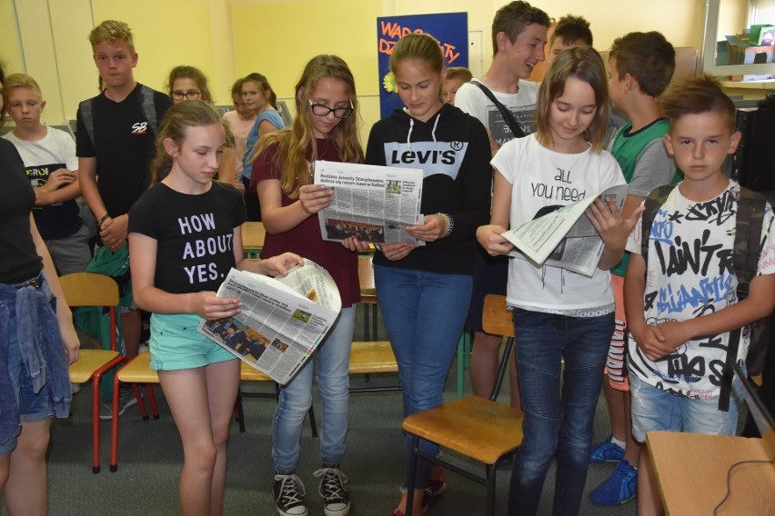 Jak powstaje gazeta, czyli praktyczna lekcja z dziennikarzem w szkole numer 10 w Starachowicach 