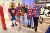 Piast Gliwice ma nowy Fanshop ZDJĘCIA Można kupić nową koszulkę meczową. Na otwarciu byli piłkarze