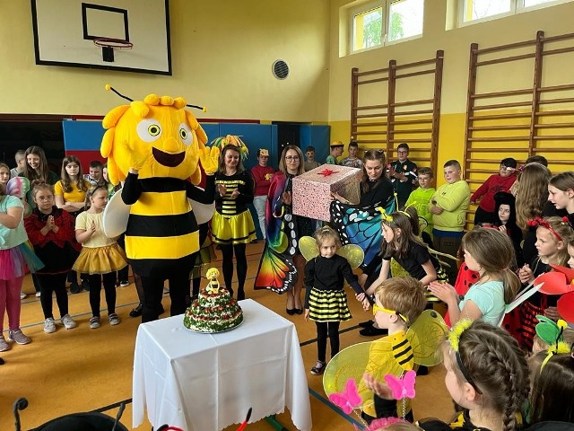 Zabawa w Szkole Podstawowej w Racławicach z okazji Światowego Dnia Pszczoły