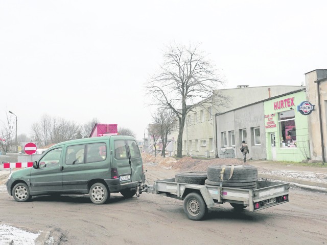 Dojazd do sklepu motoryzacyjnego firmy Hurtex od strony miasta jest zupełnie niemożliwy. Podobnie jak do leżącej nieopodal stacji paliw tej firmy pod franczyzą Orlenu.