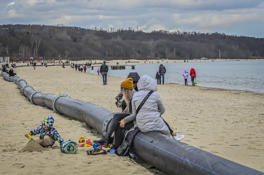 Od kilku dni w Sopocie na plaży widać rurę refulacyjną