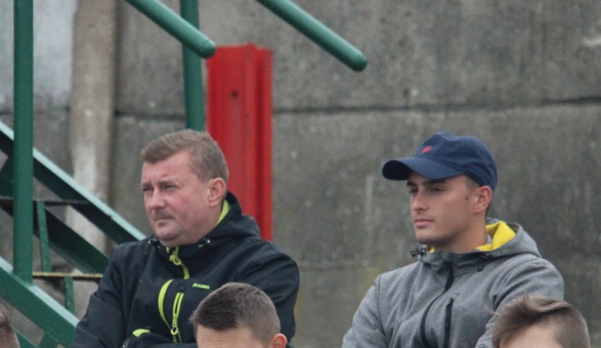 Trener Artur Kupiec (z lewej) oglądał mecz Warka - Proch, w...