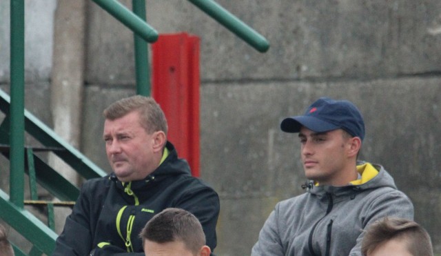 Trener Artur Kupiec (z lewej) oglądał mecz Warka - Proch, w towarzystwie syna Wiktora