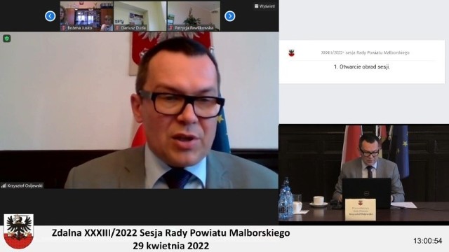 Podczas sesji w trybie online tylko Krzysztof Osijewski, przewodniczący Rady Powiatu Malborskiego, siedzi w sali obrad