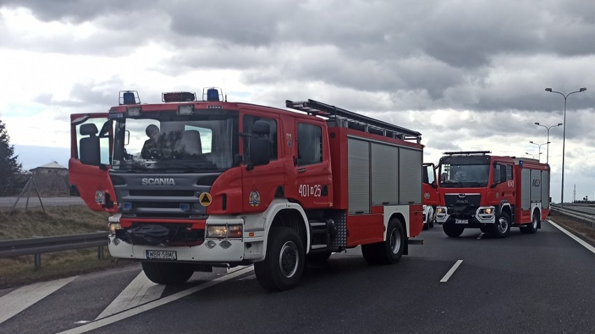 Groźny wypadek na S7 pod Białobrzegami. Dwie osoby przewiezione do szpitala. Były utrudnienia na trasie