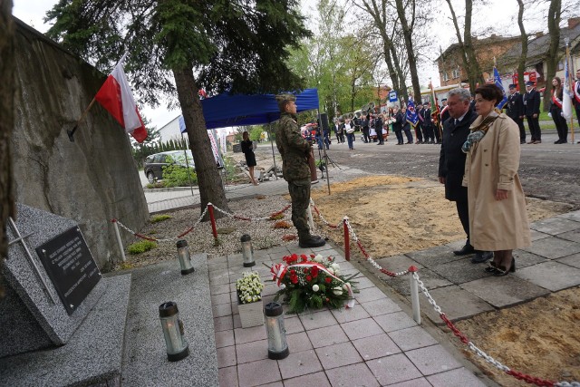 Po mszy nastąpiło złożenie kwiatów i zapalono znicze przy Murze Pamięci. Burmistrz Aleksandra Klubińska i  zastępca burmistrza Mirosław Kępa.