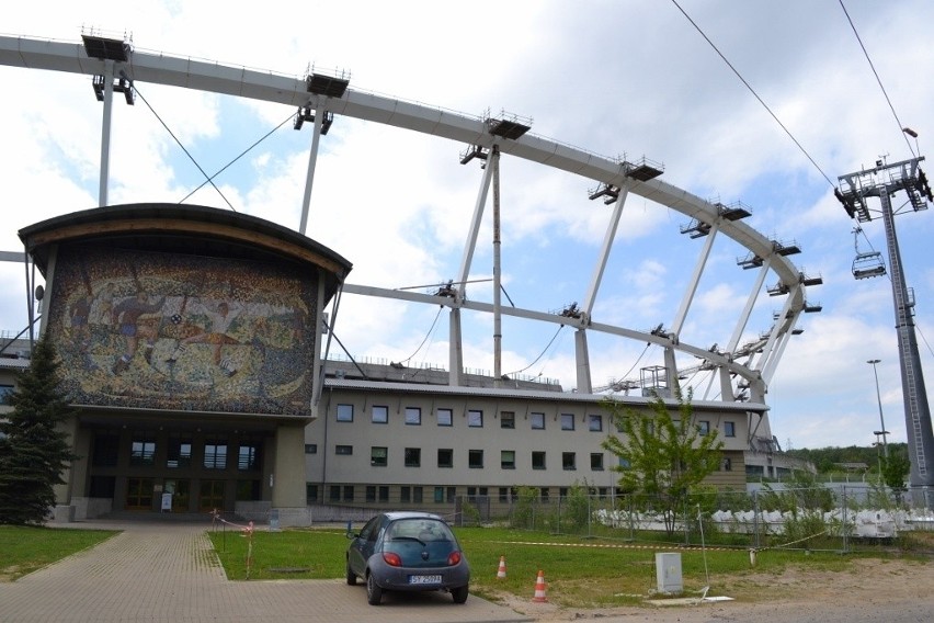 Stadion Śląski: Rozpoczął się już montaż siłowników, które...