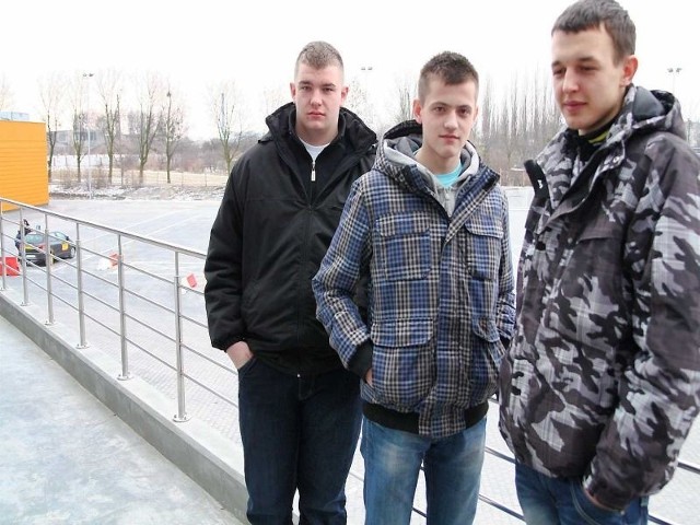 Przebieg egzaminu na placu można oglądać z tarasu widokowego na zdjęciu: Dariusz Kęsik (od lewej), Krystian Sadowski i Karol Ptaszyński wczoraj zdawali na prawo jazdy