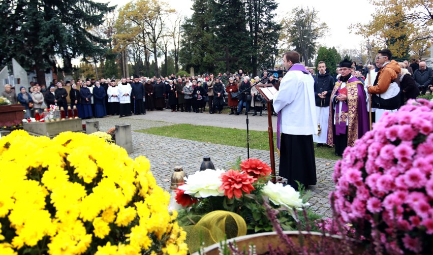 Nowy Sącz. Procesja przeszła alejkami cmentarza przy ul. Rejtana [ZDJĘCIA, WIDEO]